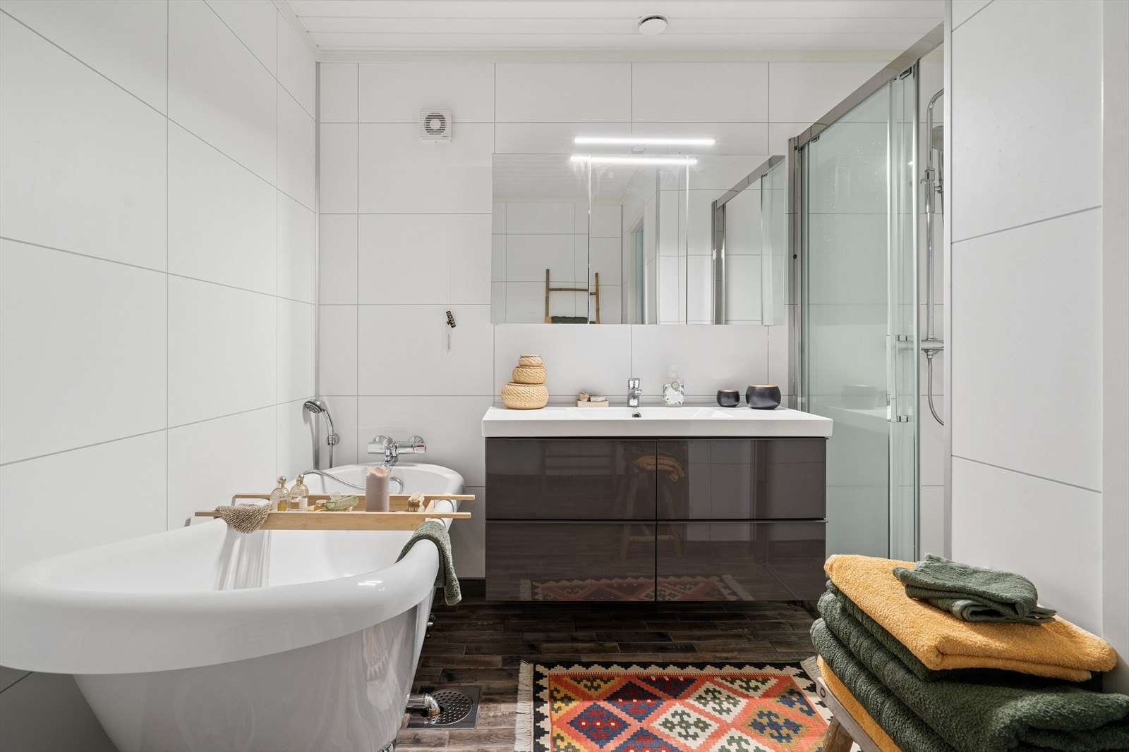 Stilren baderomsinnredning med nedfelt servant, toalett, badekar og dusjvegger/hjørne. Galleribilde