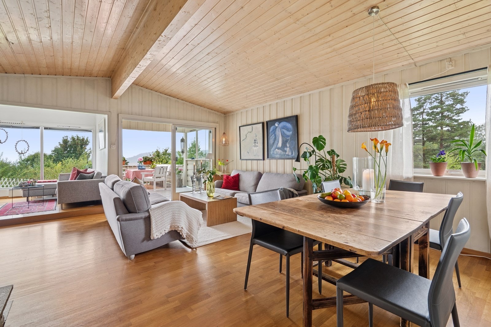 Stuens gode størrelse gir deg flere alternativer mtp møblering. Galleribilde