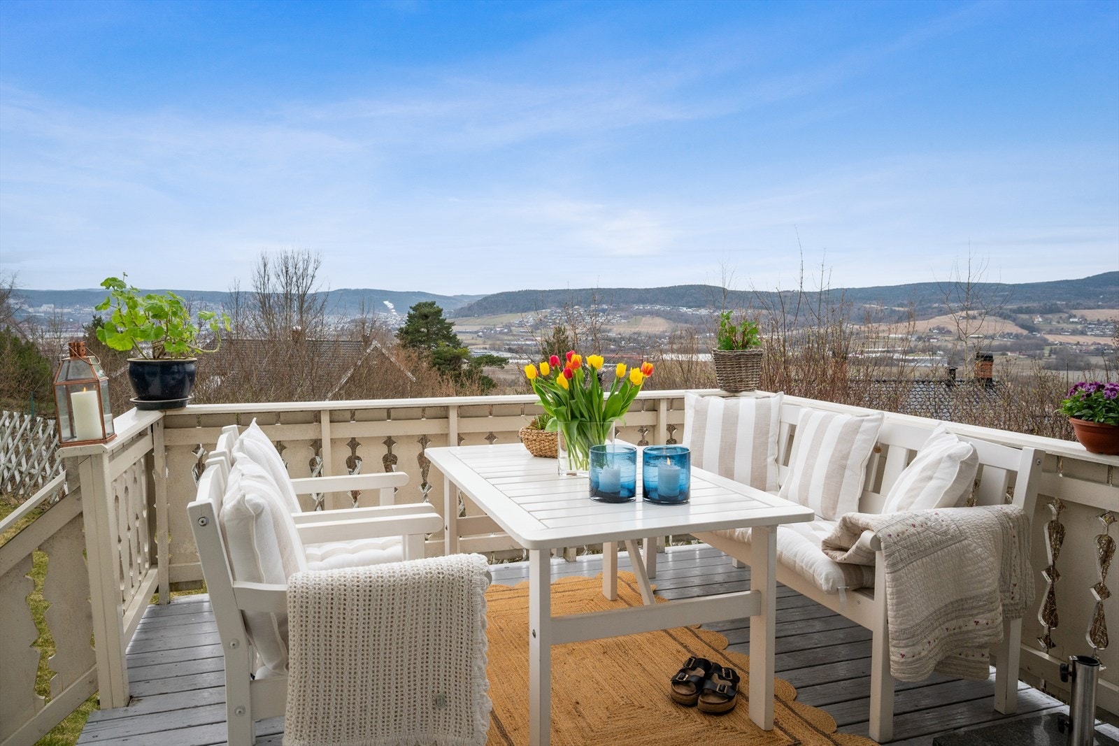 På våren kan man nyte flott usikt fra terrassen. Galleribilde