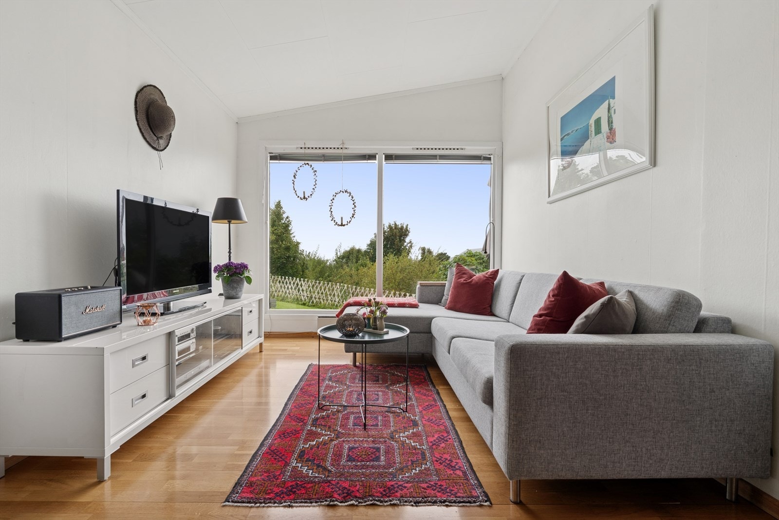 Lys og trivelig TV-stue, hvor komfort og hygge står i fokus. Galleribilde