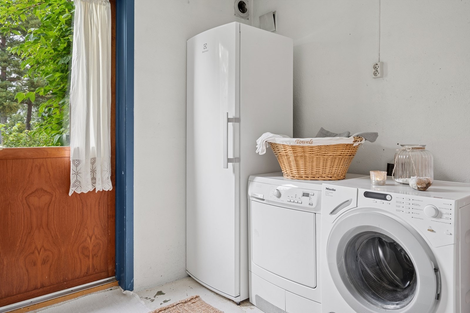 Vaskerom utstyrt med skyllekar og opplegg til vaskemaskin. Elektrisk panelovn til vegg. Naturlig ventilasjon. Galleribilde