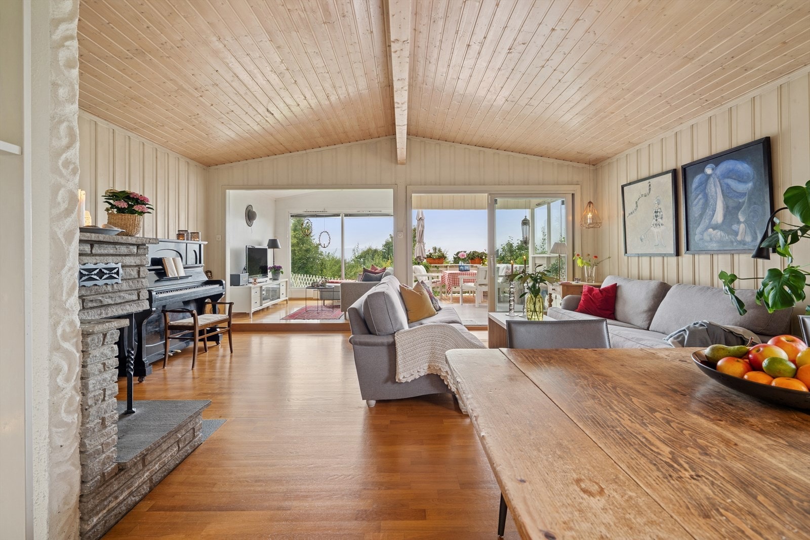 Herlig, lys og romslig stue med store vindusflater som slipper inn mye naturlig lys. Galleribilde