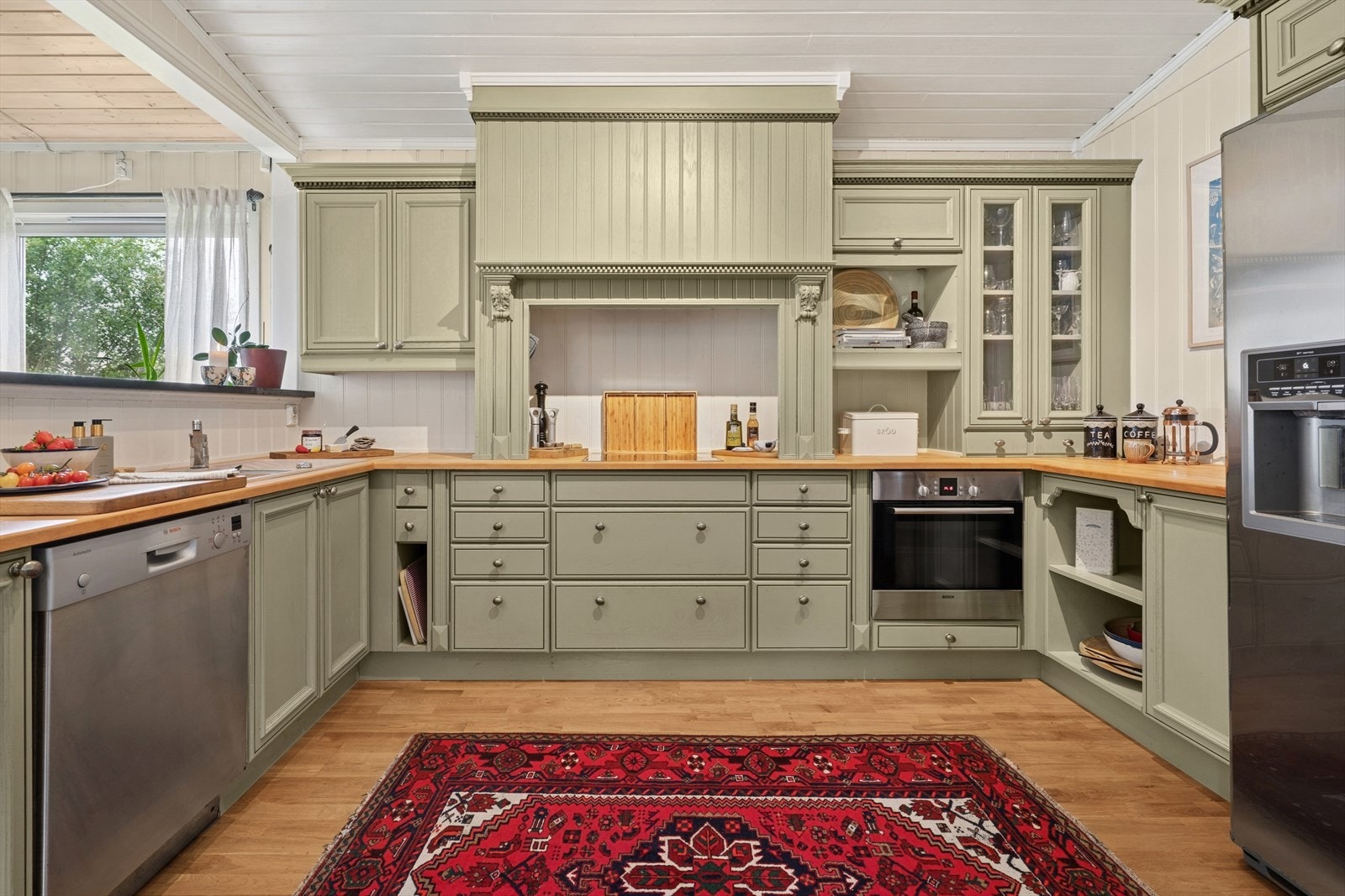 Rikelig med skap- og benkeplass. Galleribilde