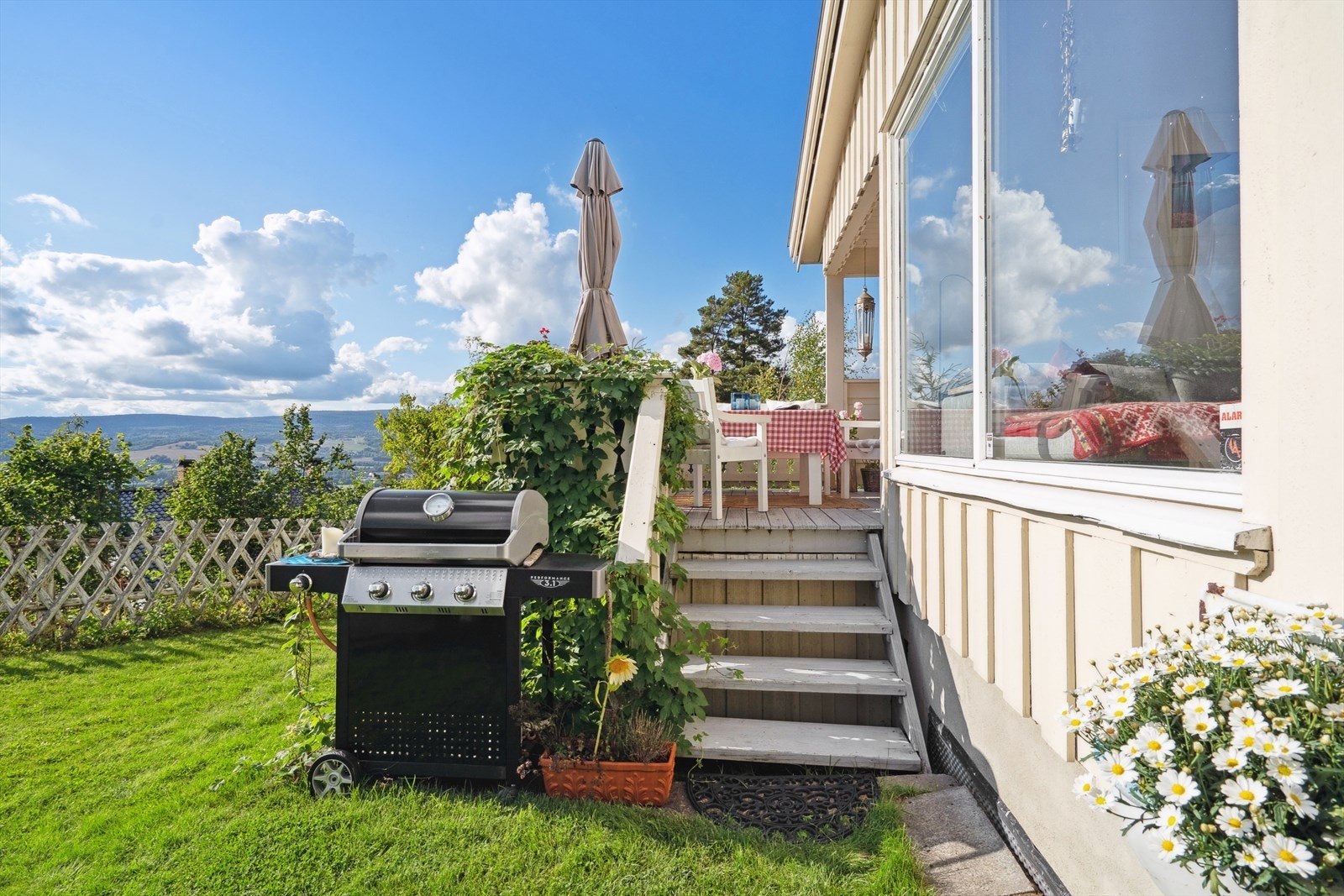 Eiendommen har fine og usjenerte uteplasser. Galleribilde