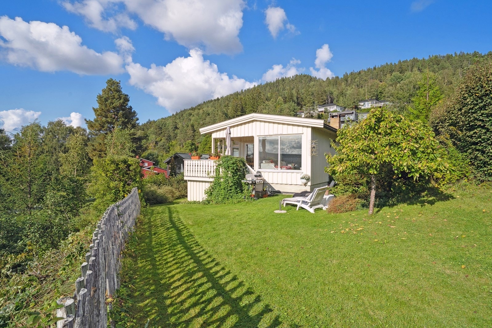 Eiendommen har fine og usjenerte uteplasser. Galleribilde