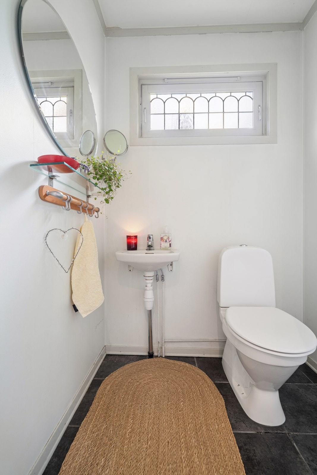 Toalettrom i 1. etasje. Sanitærutstyr bestående av servant og toalett. Galleribilde