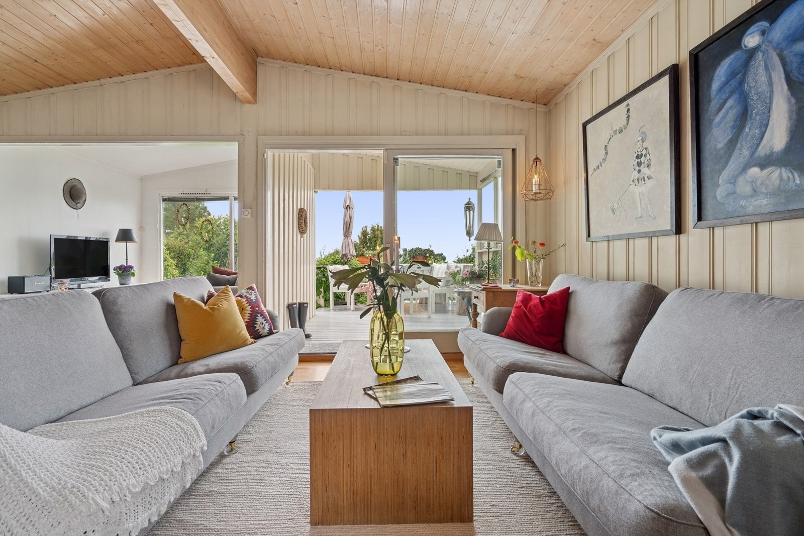 Fra stuen er det utgang til en herlig og solrik terrasse med nydelig utsikt! Stuens gode størrelse gir deg flere alternativer mtp møblering. Galleribilde