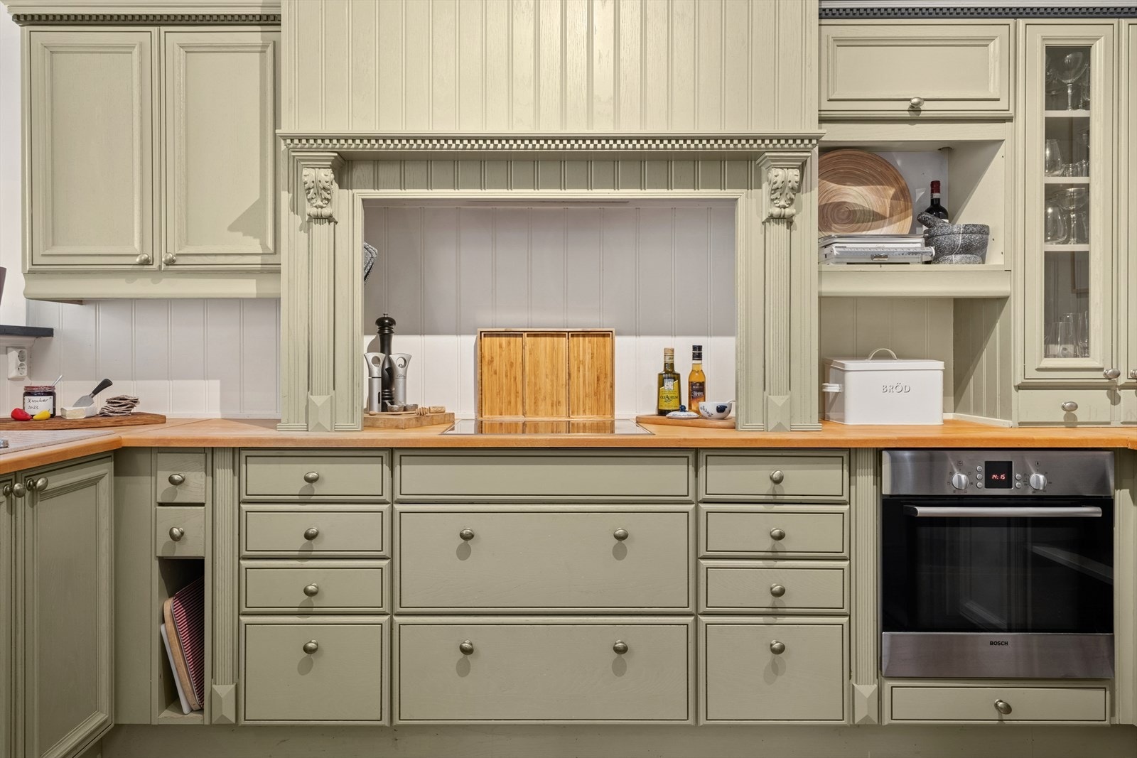 Lys og fin kjøkkeninnredning med profilerte fronter. Galleribilde