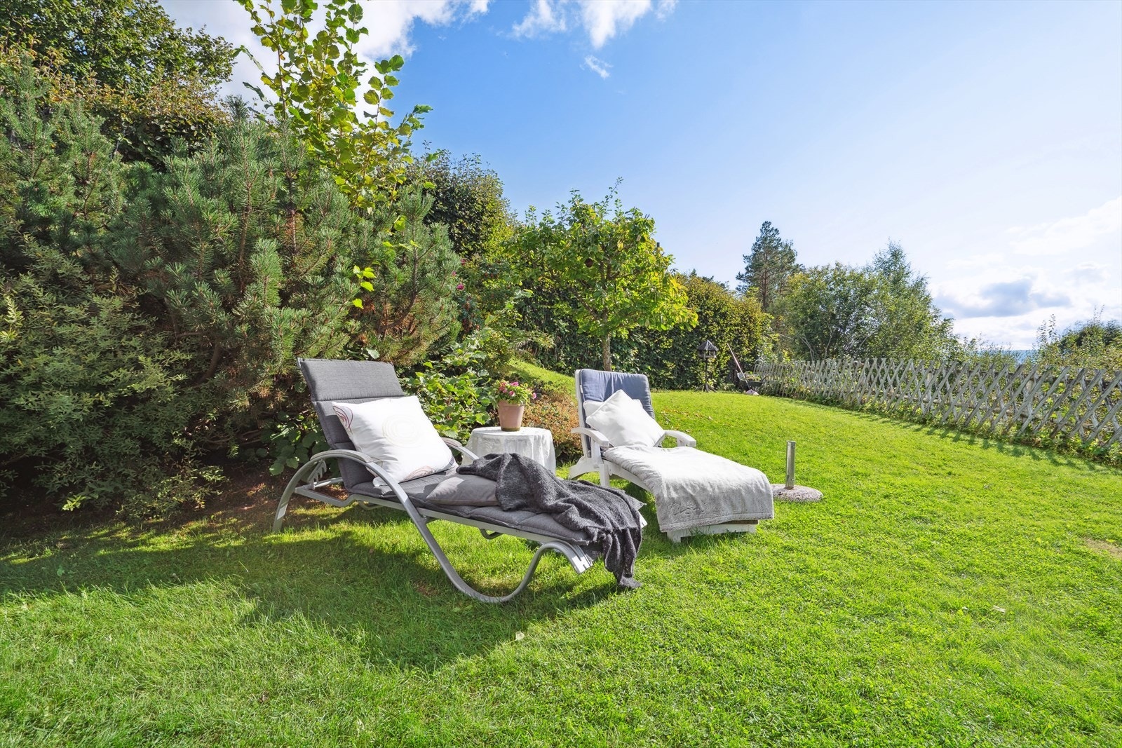 Eiendommen har fine og usjenerte uteplasser. Galleribilde