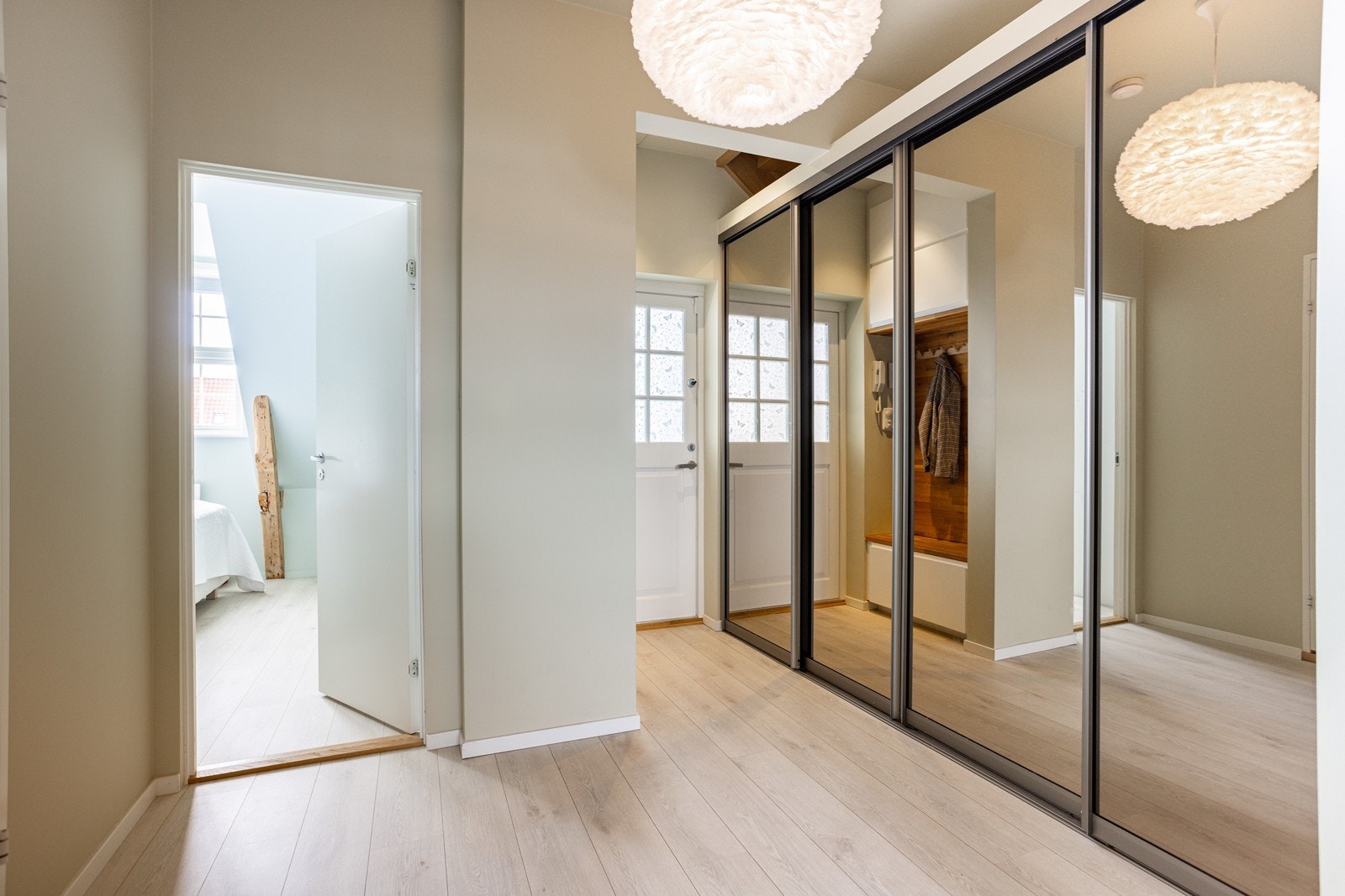 Hovedetasjen består av åpen stue- og kjøkkenløsning, hovedsoverom, bad og romslig entré med svært praktisk og godt utnyttet løsning med rikelig av oppbevaring. Galleribilde