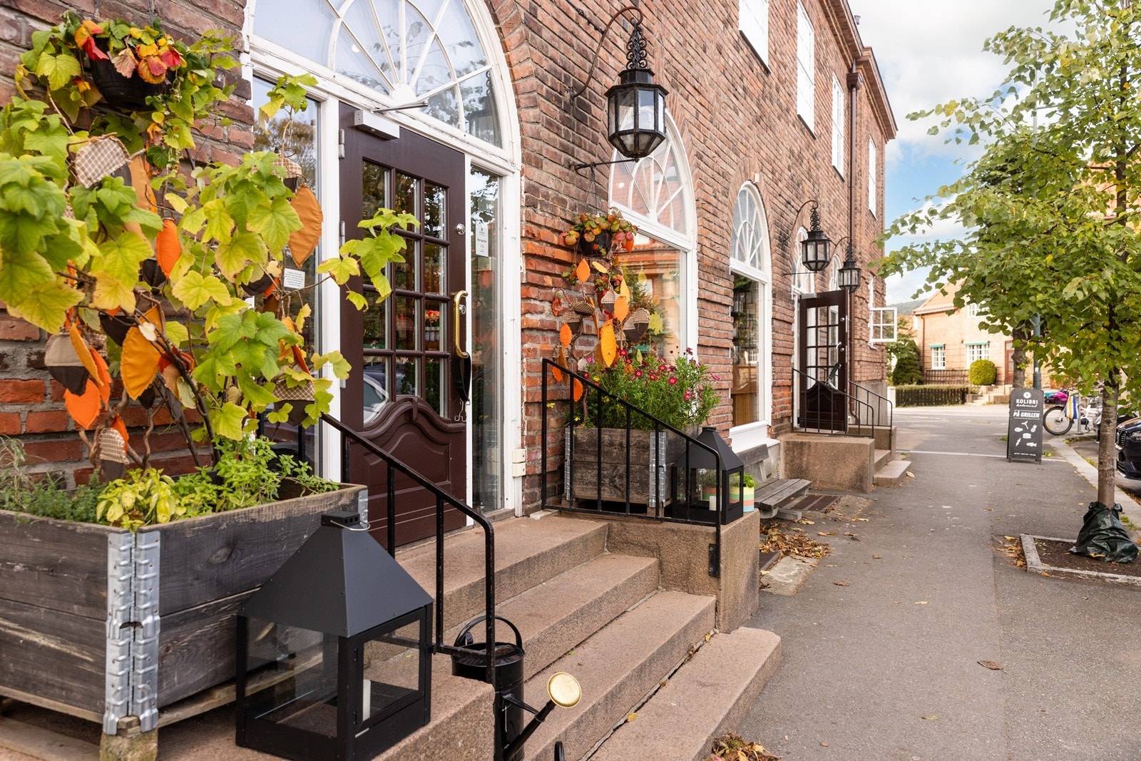 Kolibri Kolonial ligger på Damplassen og er en spesialforretning for dagligvarer med blant annet egen ostedisk. Galleribilde