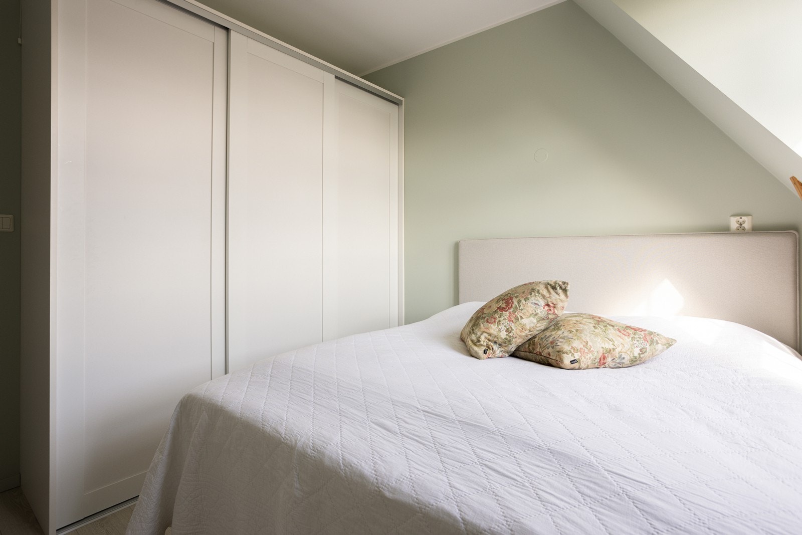 God garderobeløsning på soverommet gir romslig plass til klær og tilbehør. Galleribilde