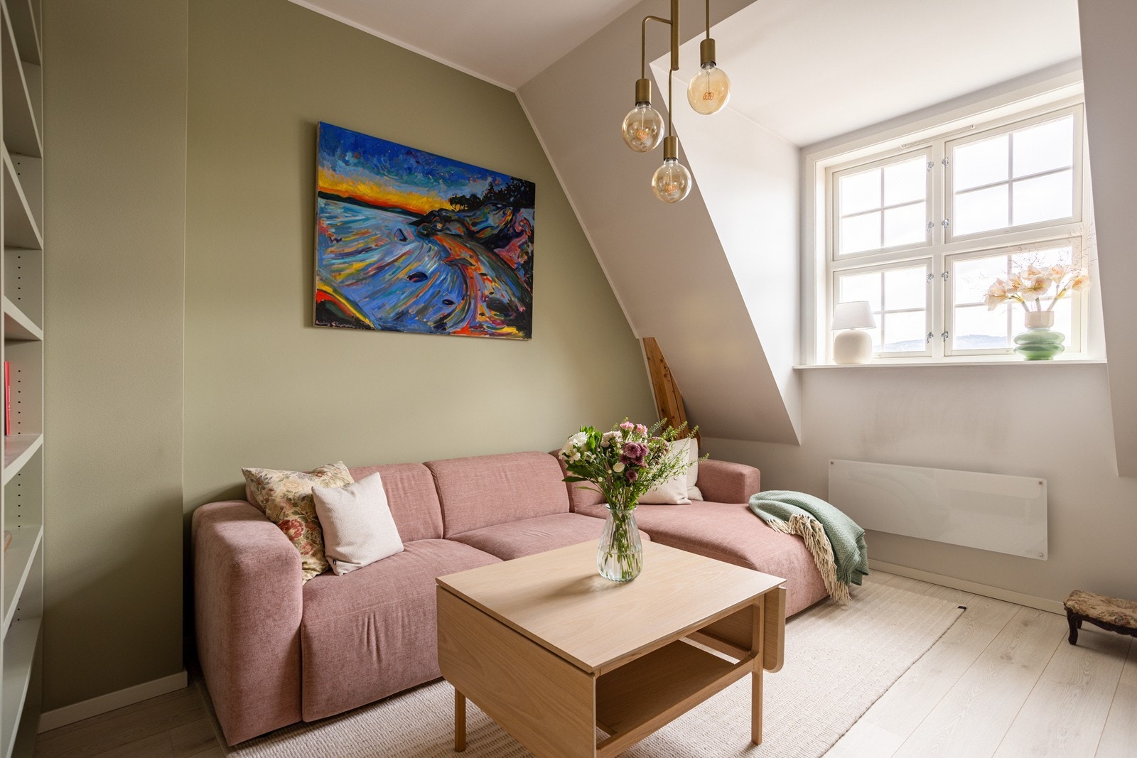 Stuen har en generøs takhøyde på 2,89 meter. Galleribilde