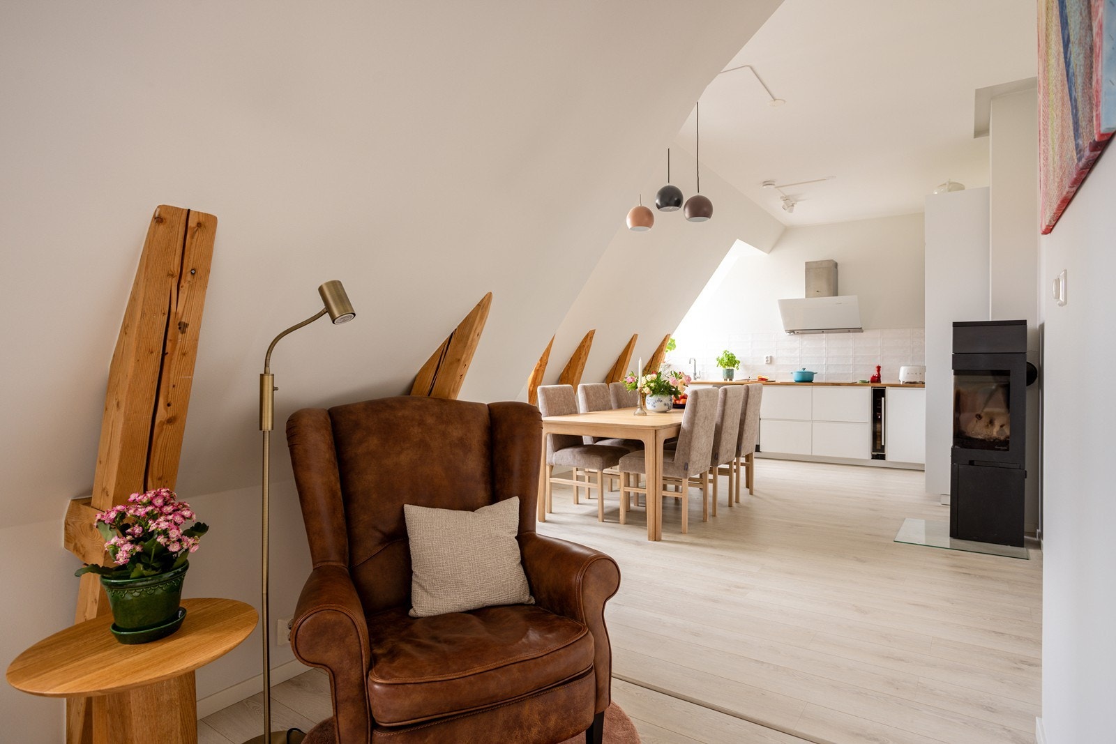 I tilknytning til kjøkkenet er det lagt til rette for naturlige soner, med plass til både sofaseksjon og langbord. Galleribilde