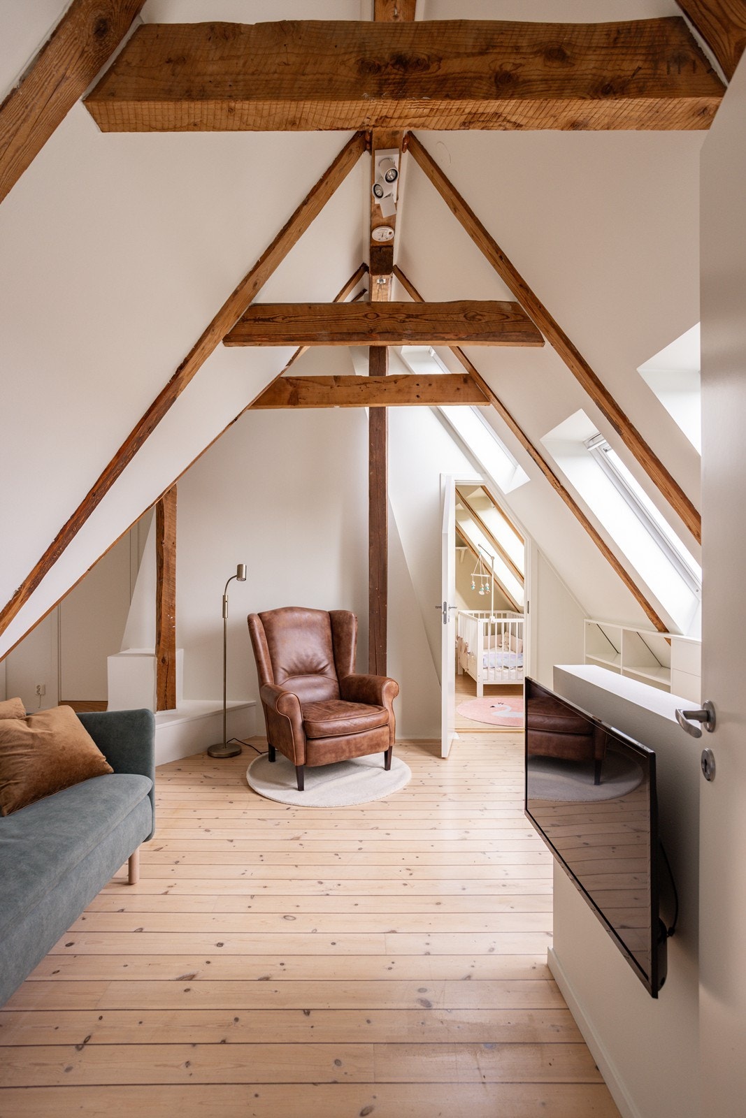 Loftet oppleves lyst og luftig med en takhøyde på opptil 3,65 meter. Galleribilde