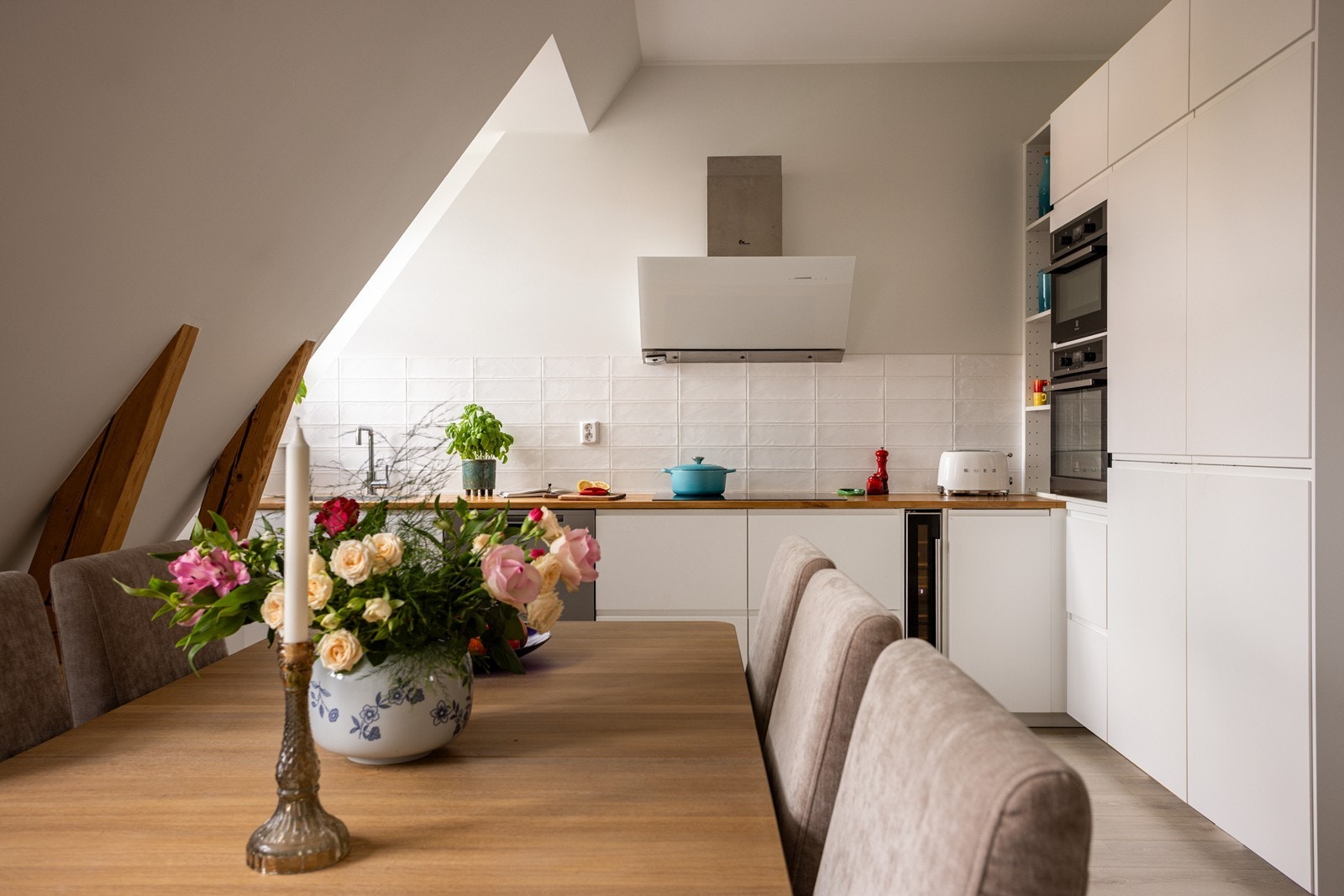 Kjøkkenet har en fin og tidløs innredning fra IKEA som var ny i 2016. Innredningen ble flyttet i 2023. Galleribilde