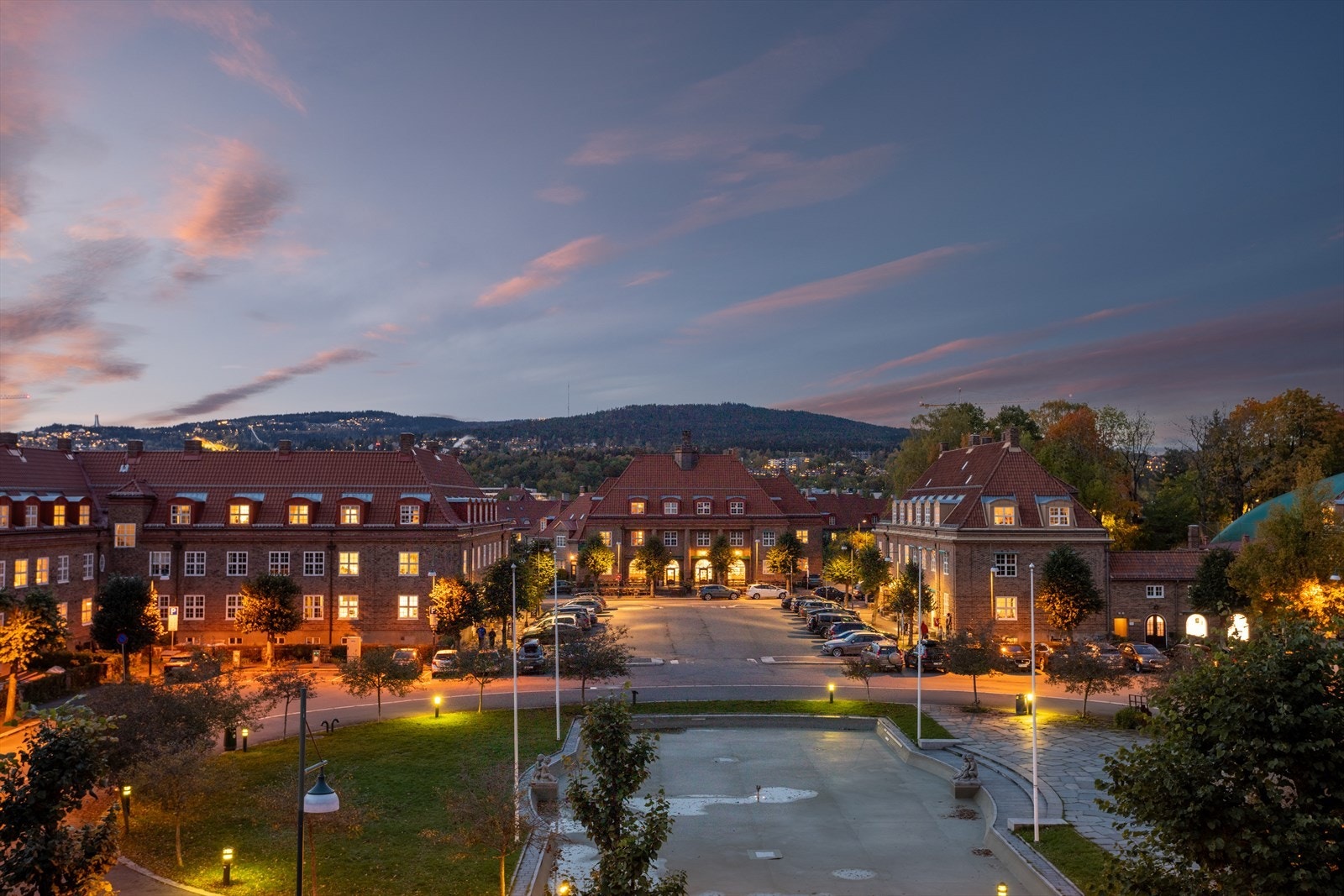 Fra leiligheten har man fantastisk utsikt til både vakre Damplassen, Grefsenkollen og Holmenkollen. Galleribilde