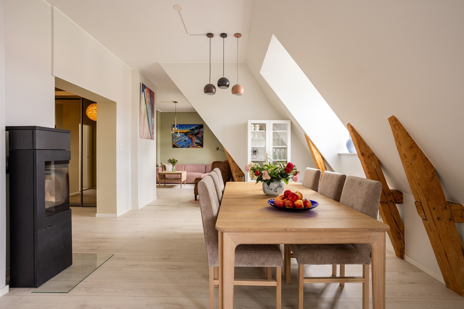 Stuen har en lun peis som gir et koselig og stemningsfullt preg til rommet. De klassiske bjelkene som går igjen i hele leiligheten gir en unik karakter. Galleribilde