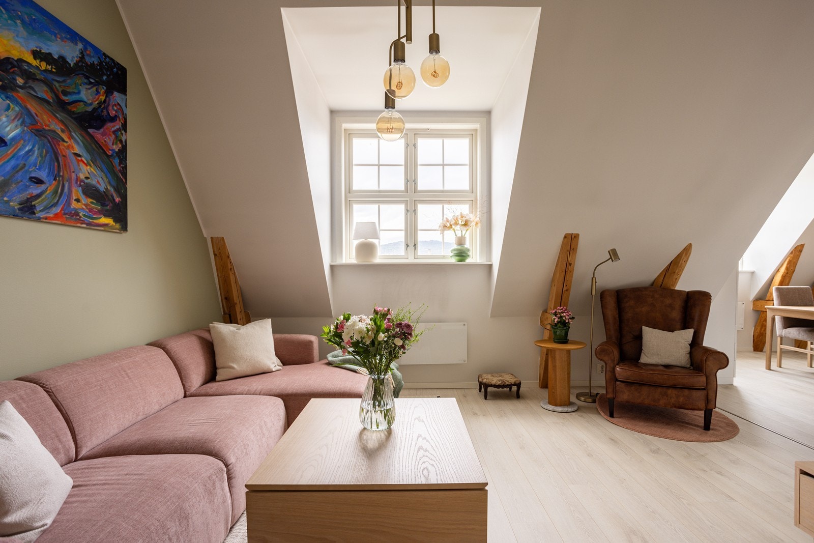 Planløsningen er svært godt utnyttet og egner seg ypperlig for mennesker i alle aldre og livsfaser. Galleribilde