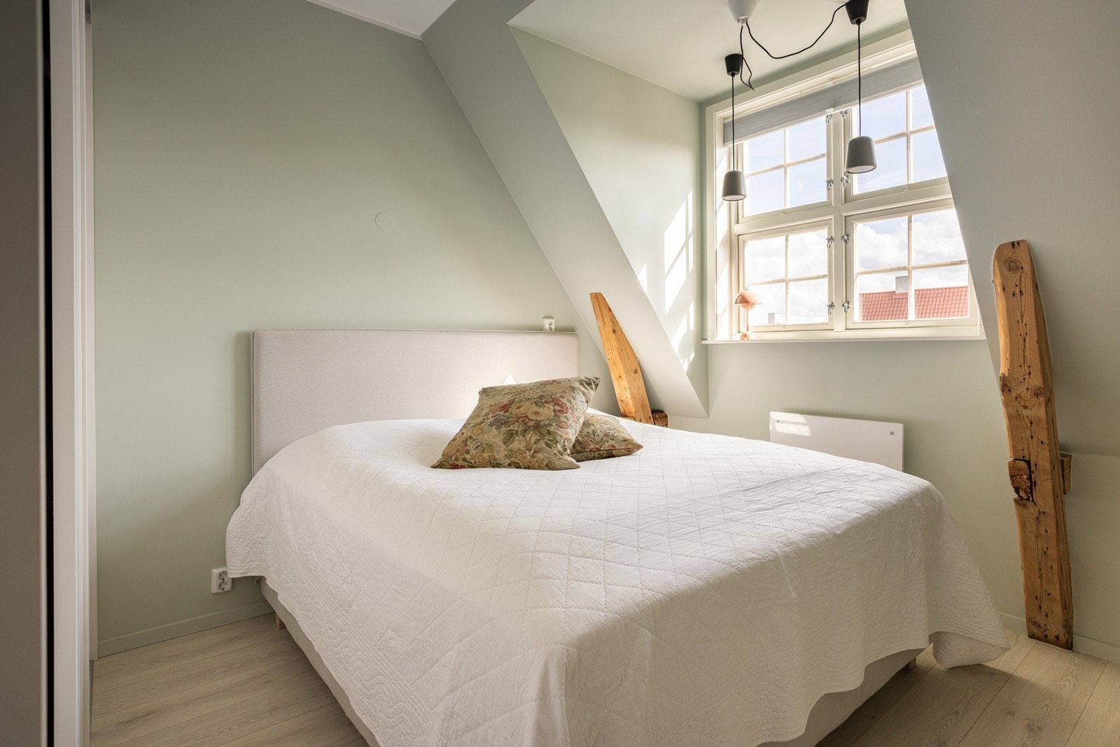 Pent og lyst hovedsoverom med sjarmerende bjelker. Galleribilde