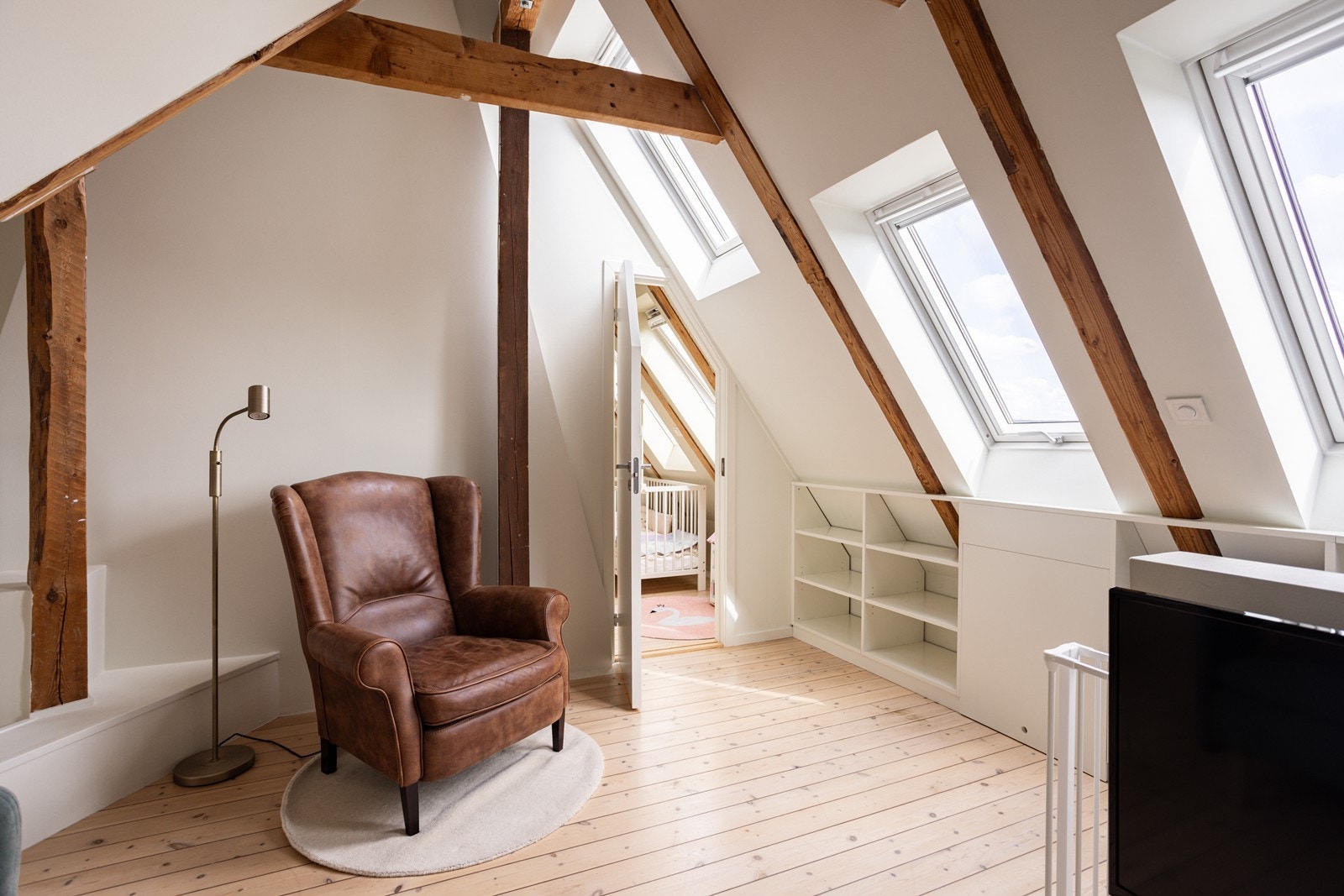 Loftstuen har store vindusflater som slipper inn rikelig med dagslys og er et lunt sted å trekke seg tilbake. Galleribilde