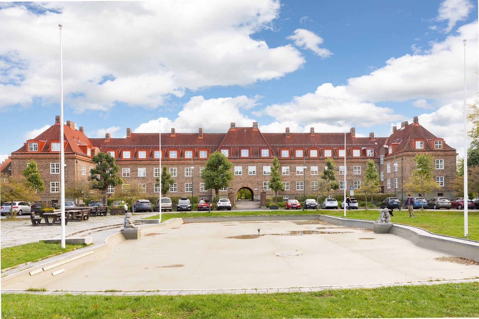 Borettslaget Oslo Havebyselskap er Norges største frittstående borettslag og består av ca. 630 leiligheter. Både området og borettslaget er beskrevet som svært hyggelig og veldrevet. Galleribilde