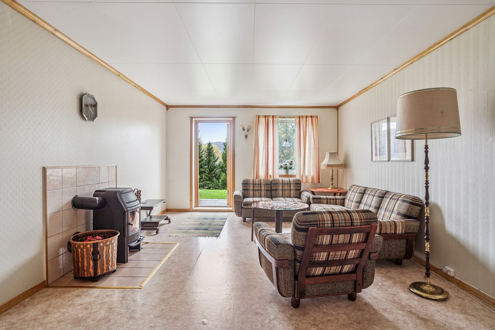 Stue i underetasjen med utgang til hagen Galleribilde