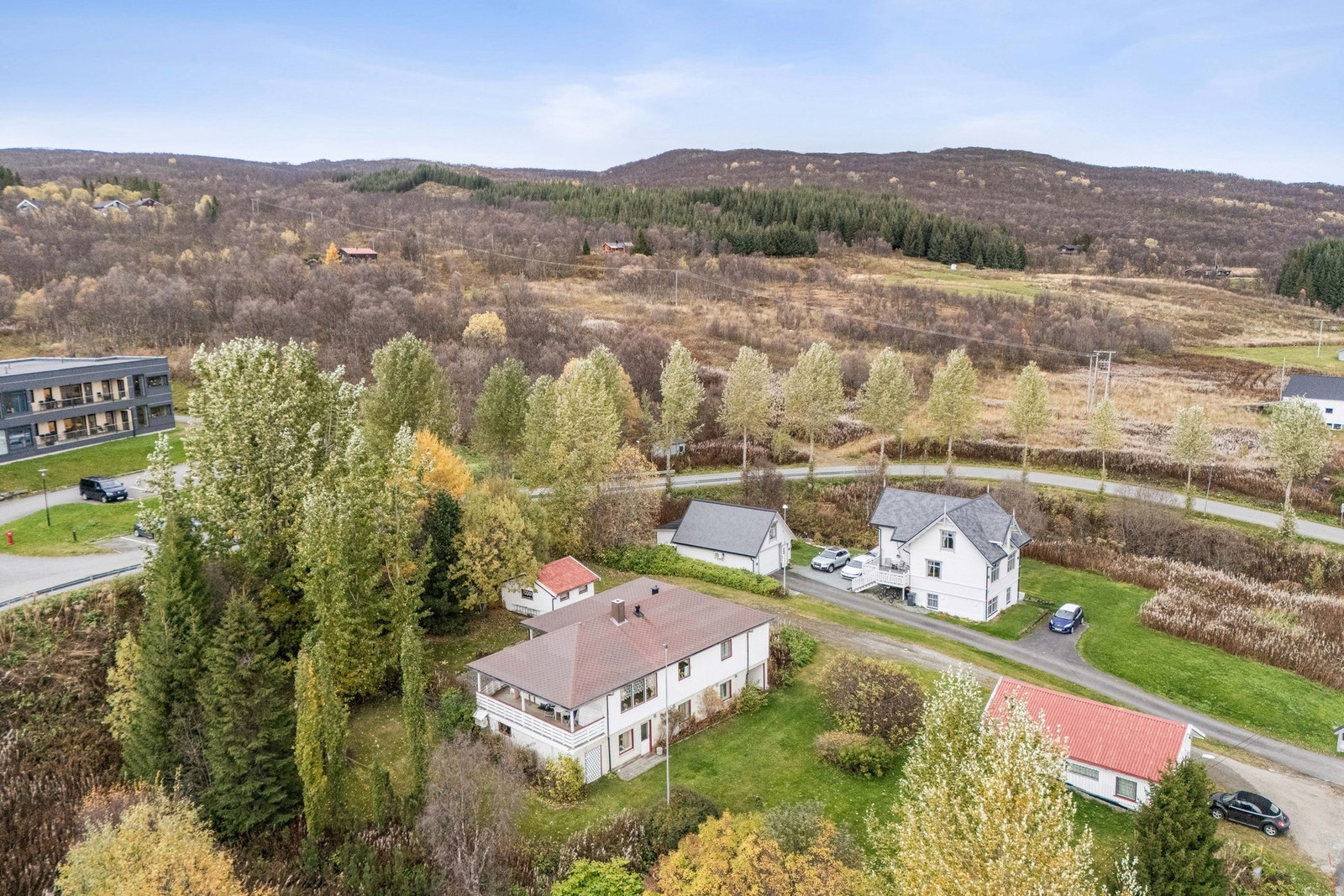 Eiendommen har en stor og pent opparbeidet hage Galleribilde