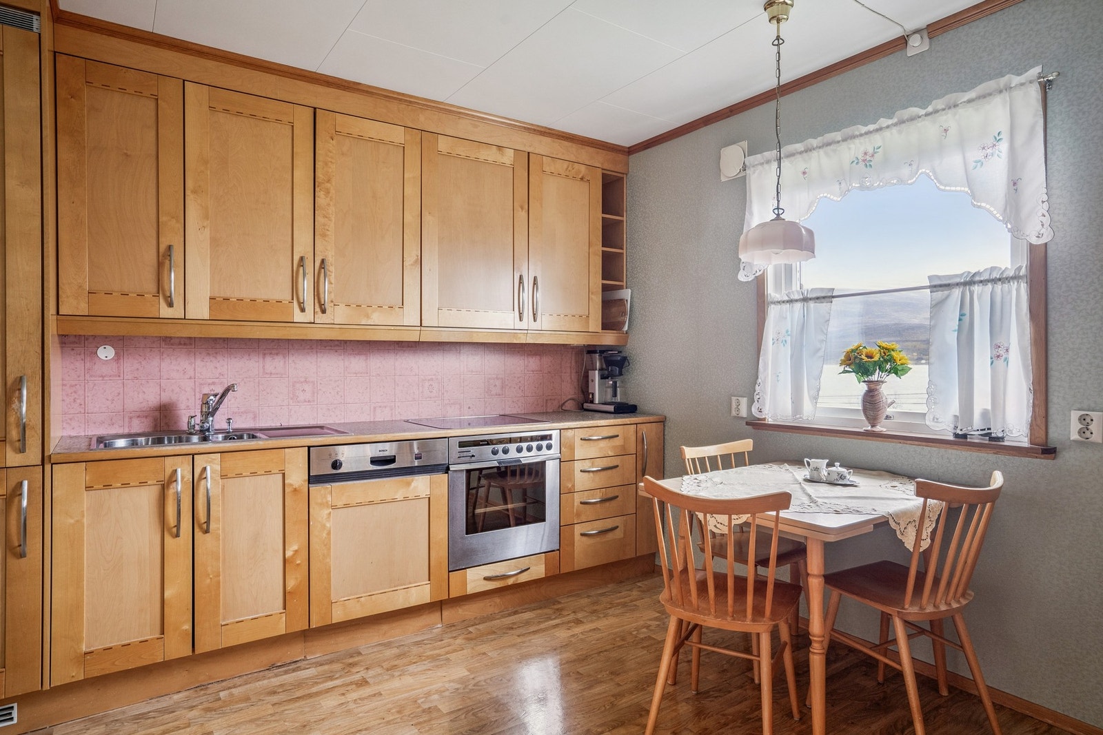 Kjøkken med takhøy innredning og god benkeplass Galleribilde