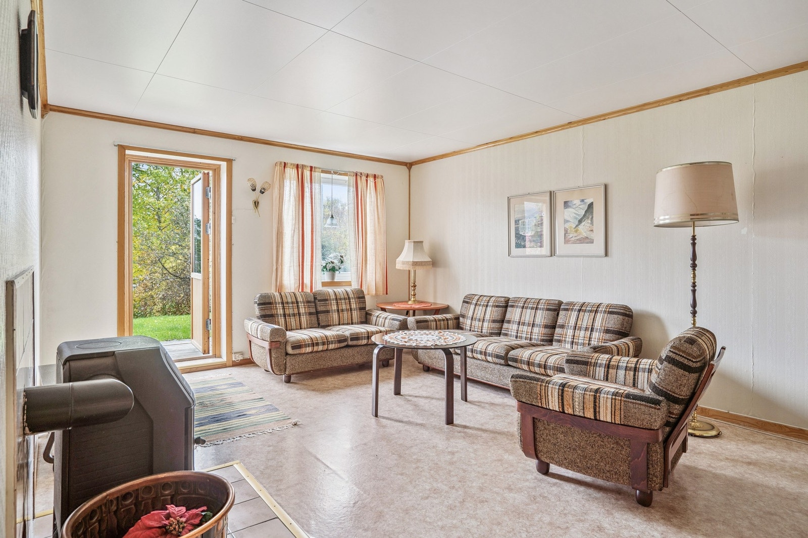 Denne stuen er også lys og trivelig samt har peis som gir lun varme Galleribilde