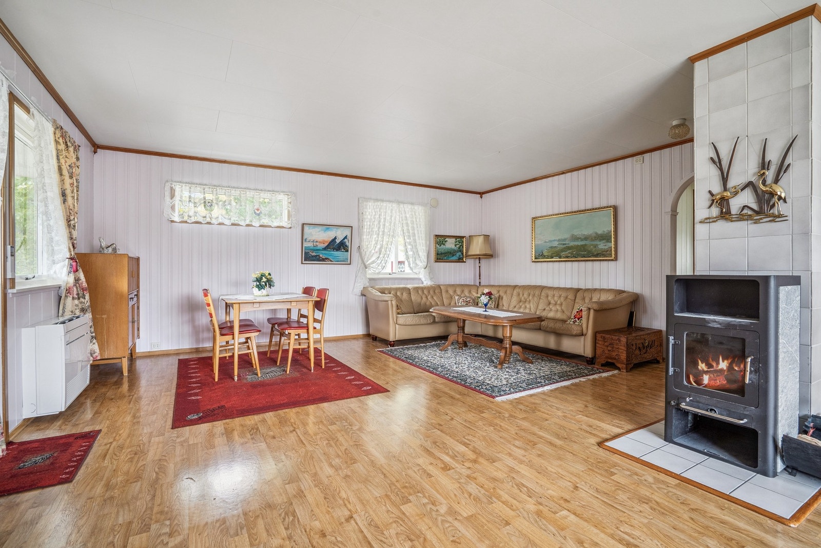 Stuen er romslig og kan møbleres på flere vis Galleribilde