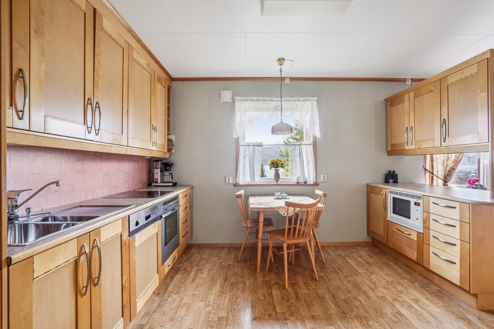 Kjøkkenet har meget god skap- og benkeplass Galleribilde