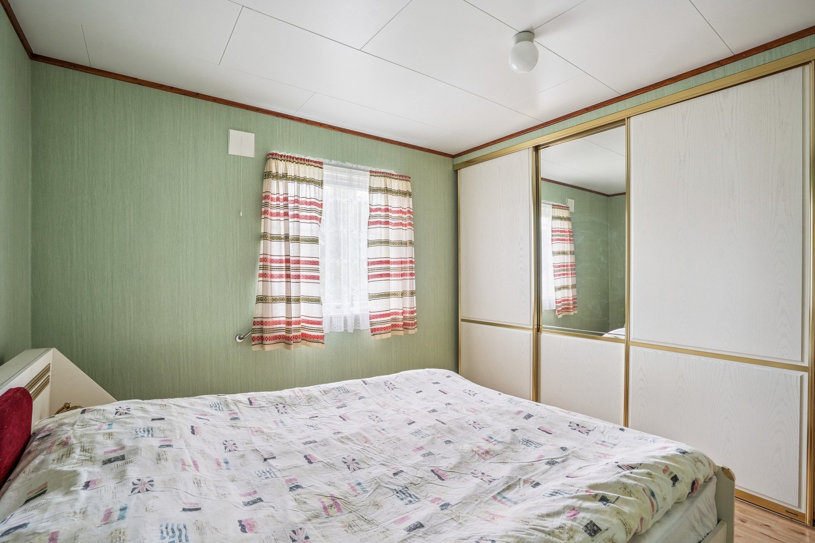 Hovedsoverom med skyvedørsgarderobe langs hele veggen Galleribilde