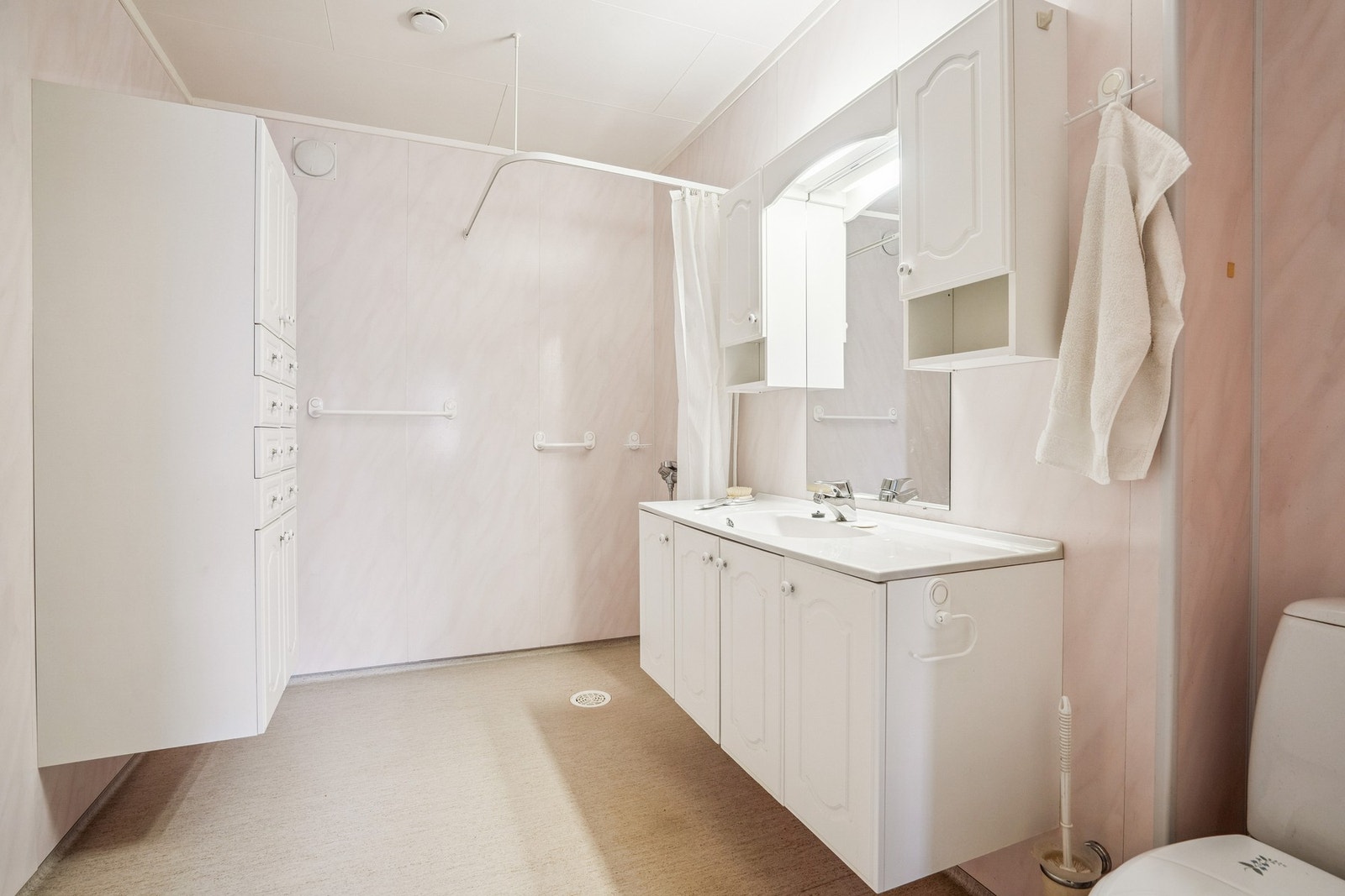 Badet har meget god oppbevaringplass med innredning og vegghengt skap Galleribilde