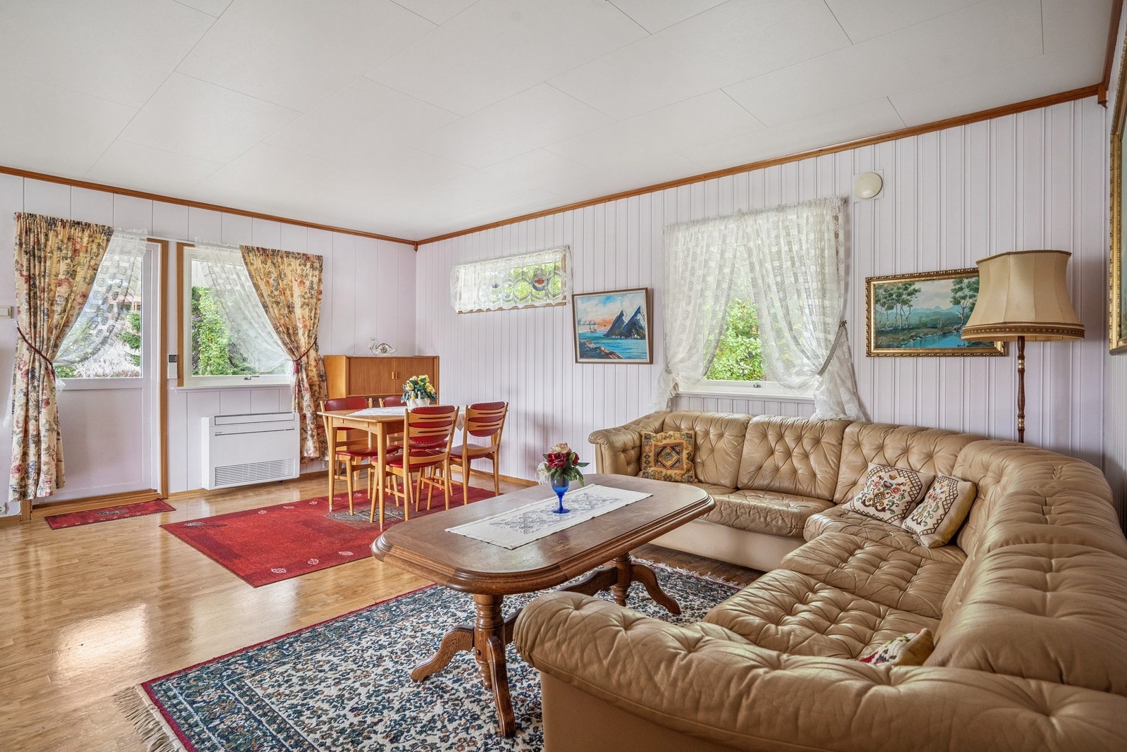 Stuen i hovedetasjen er lys og trivelig med utgang til balkongen Galleribilde