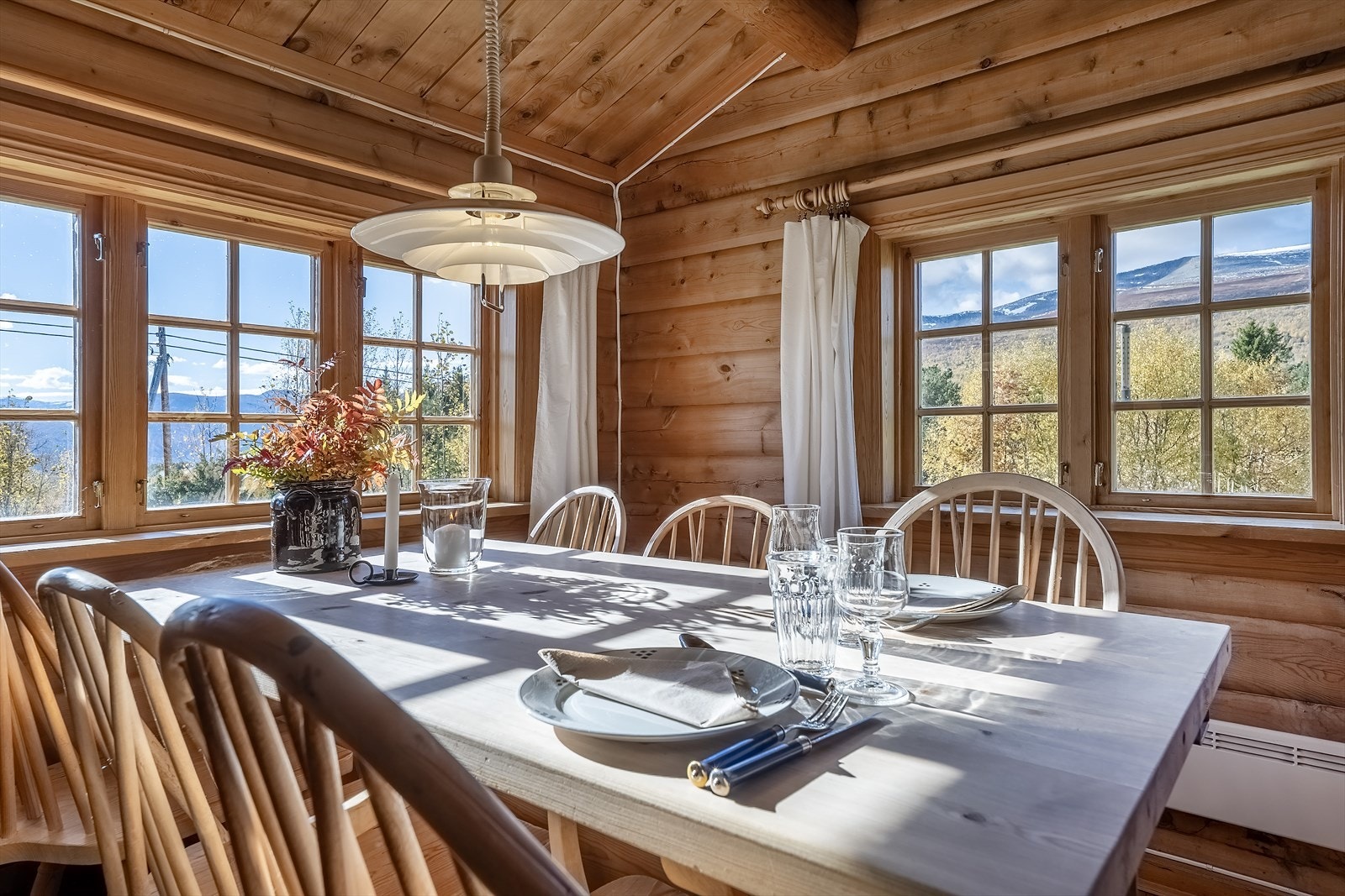 Spisestue og utsikt (1. etasje) Galleribilde