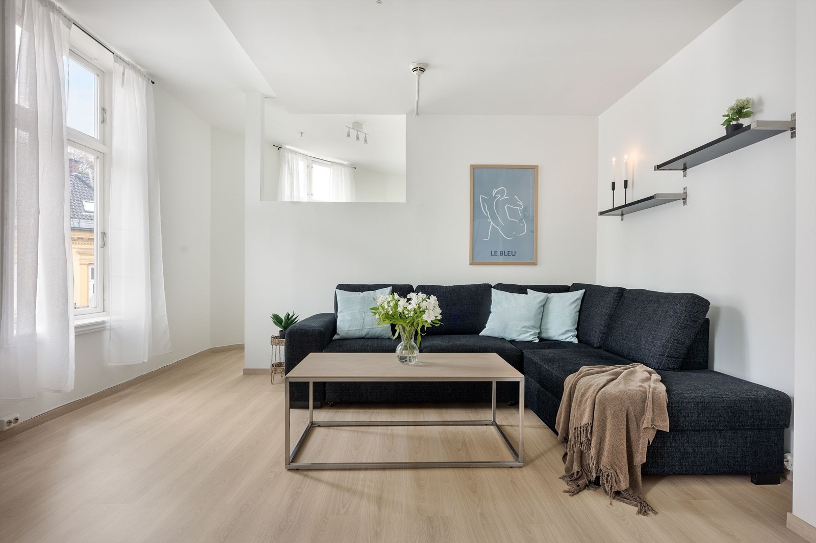 Romslig stue med god plass til sofagruppe. Galleribilde