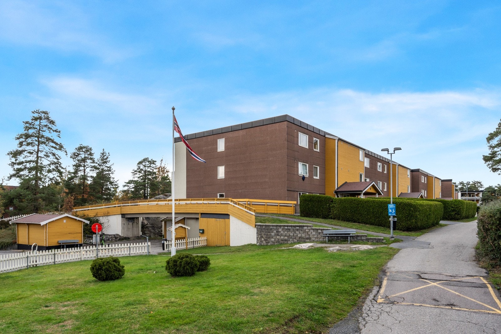 Området er kjent for sine grønne omgivelser og samtidig har du kort vei til både handelsområde, bussforbindelser og sentrum med togstasjon. Galleribilde