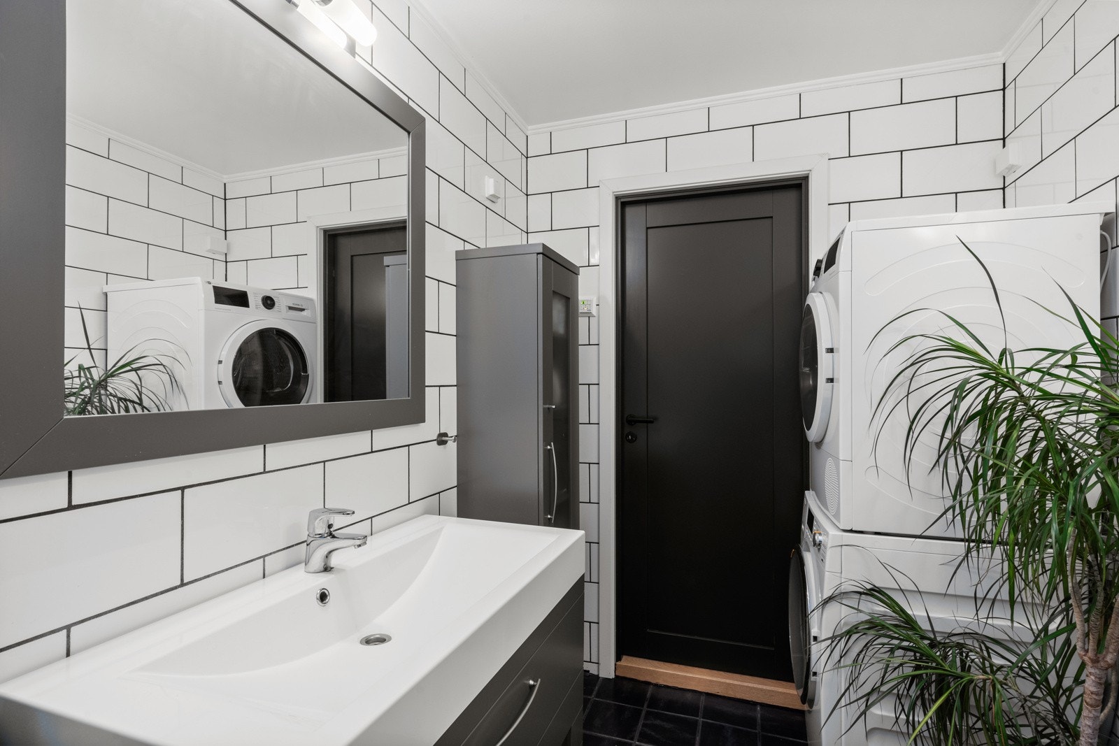Badet er utstyrt med vegghengt servantinnredning, vegghengt klosett og stor dusjnisje med hånddusj og regndusj. Galleribilde
