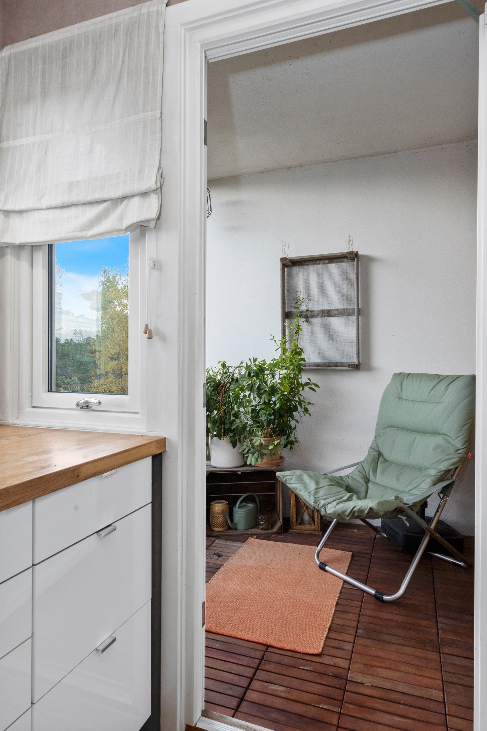 Den lune balkongen vender mot nordvest og gir både ettermiddags- og kveldssol. Galleribilde