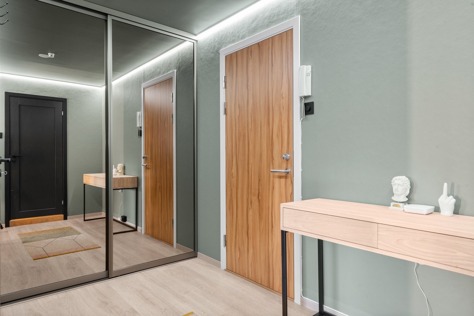 Gang/entré har også en praktisk skyvedørsgarderobe med mye plass. I tillegg er det plass til kommode eller konsollbord. Galleribilde