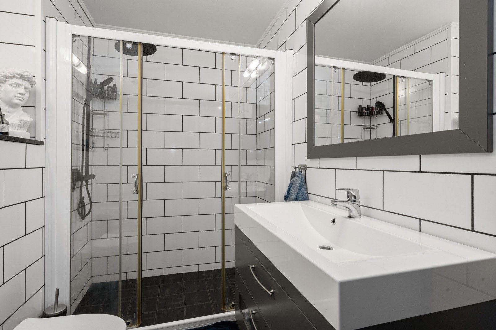 Pent flislagt bad fra 2006 med behagelig varmematte i gulv. Galleribilde