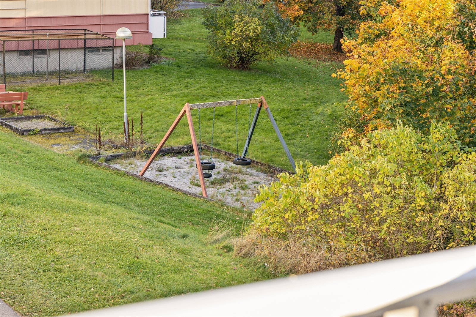 Området består av lekeplasser og pent opparbeidet grøntområder med sitteplasser. Galleribilde