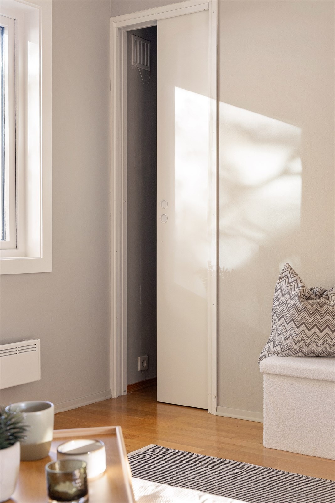 Rommet er tilknyttet egen walk-in closet. Galleribilde