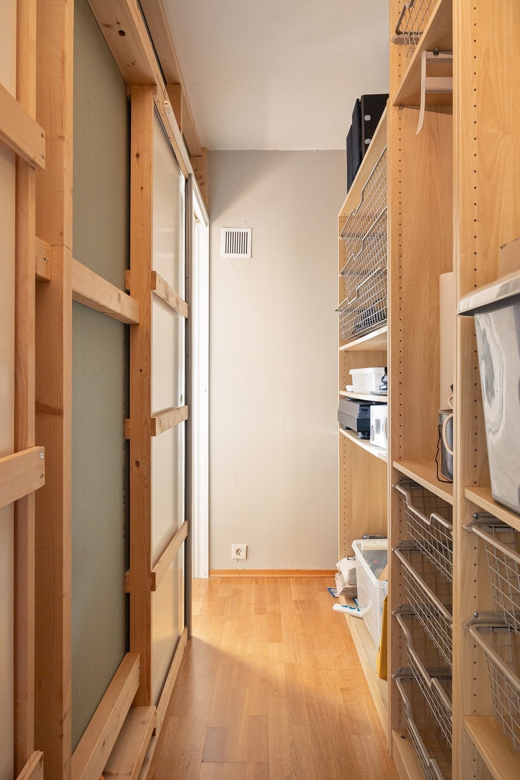 Walk-in closet med gode innredningsmuligheter etter eget ønske. Galleribilde