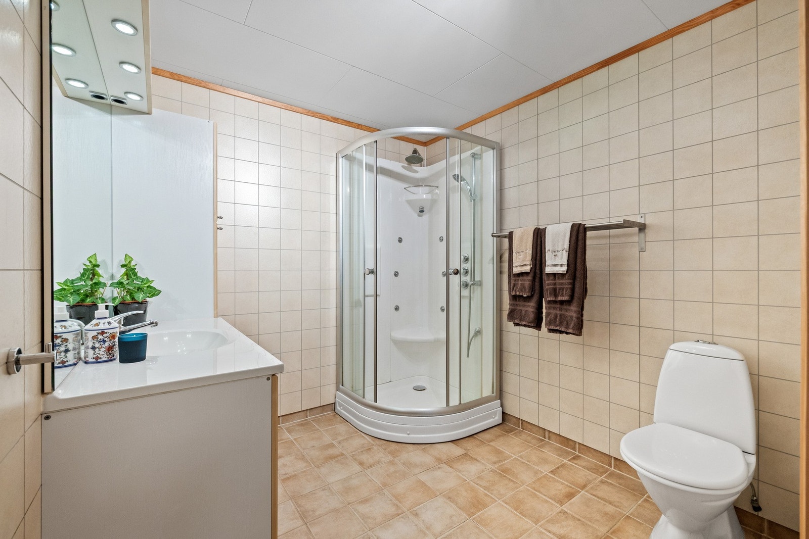 Baderommet ligger i kjelleretasjen og her får du dusjkabinett med steamfunksjon og dusjarmatur og gulvmontert toalett. Galleribilde