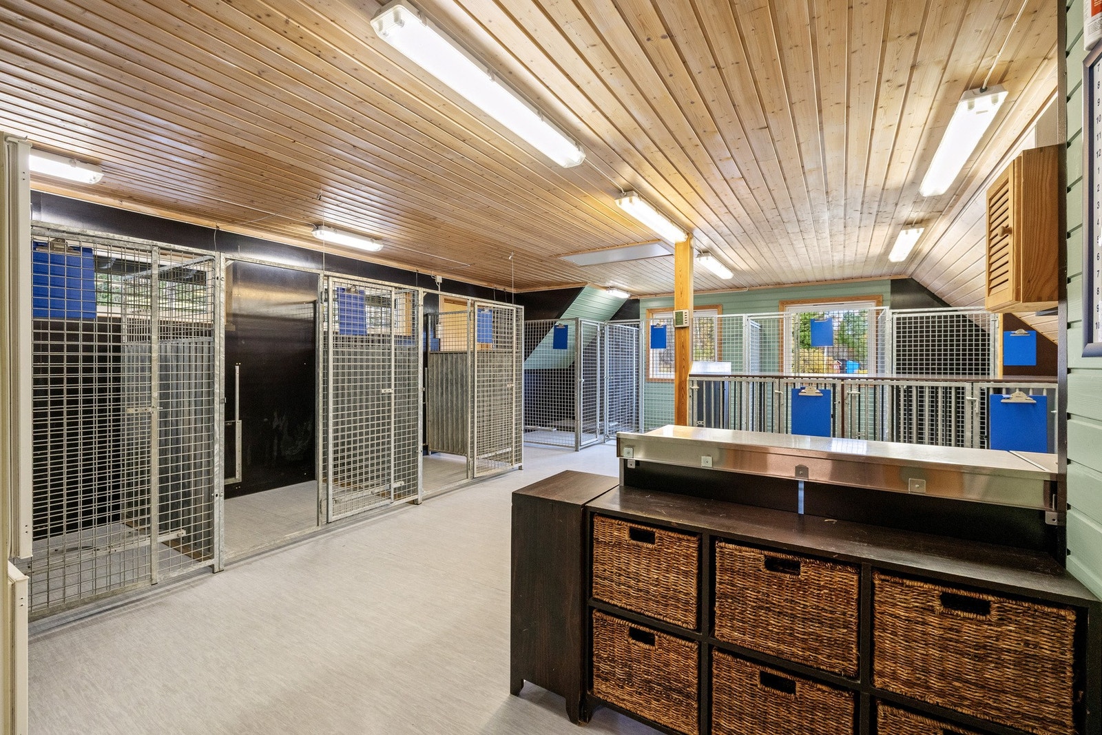 Andre etasje i garasjen og uteområdet er lagt opp for oppdrett eller kennel/hundepensjonat. Galleribilde