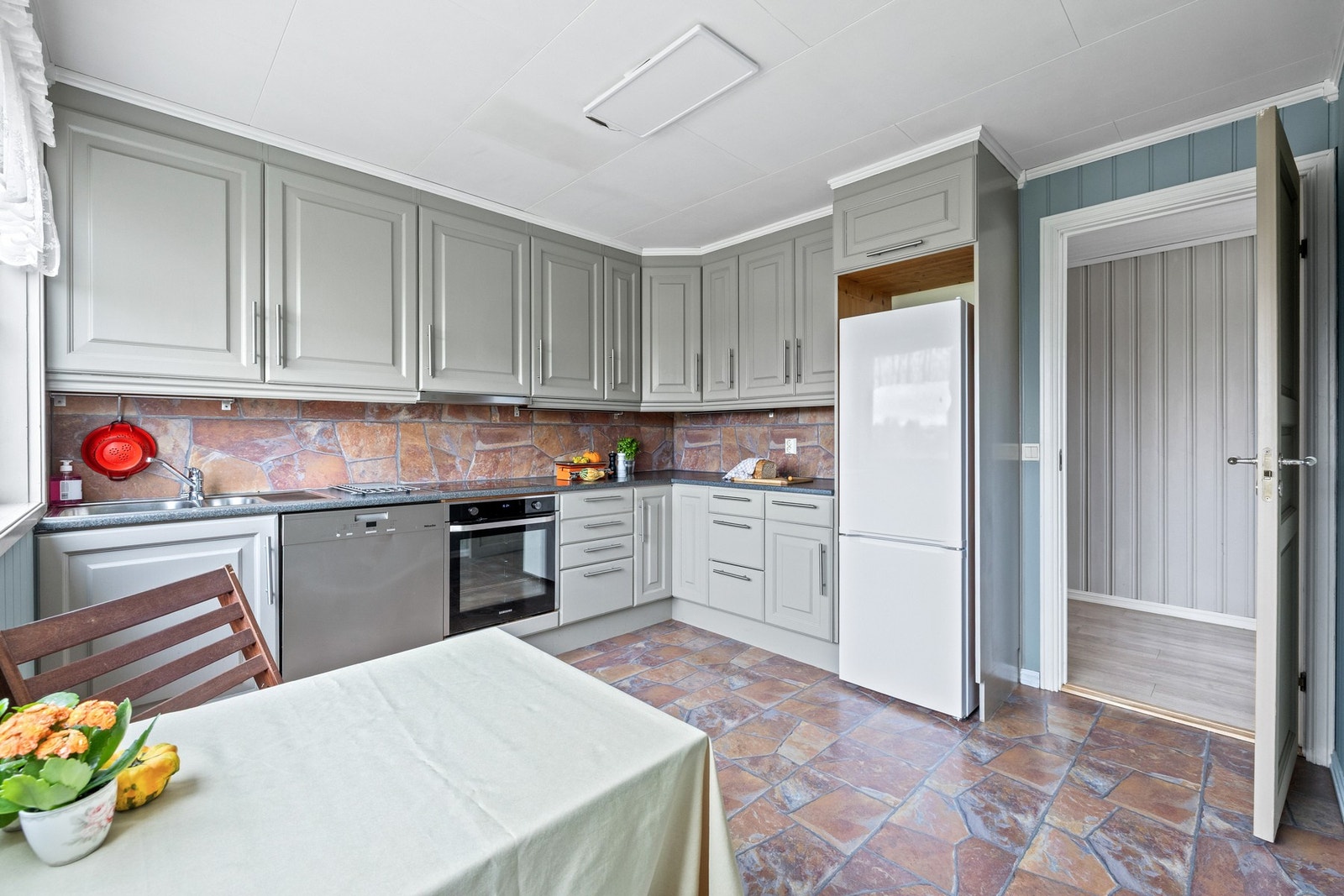 Frittstående kjøleskap og fryser, samt oppvaskmaskin. Galleribilde