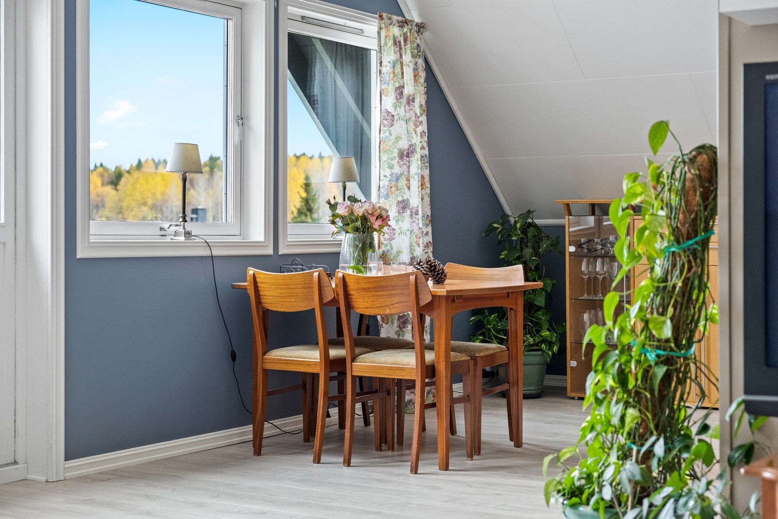 Store vindusflater og rikelig med lysinnslipp gjelder for alle oppholdsrom i boligen. Galleribilde