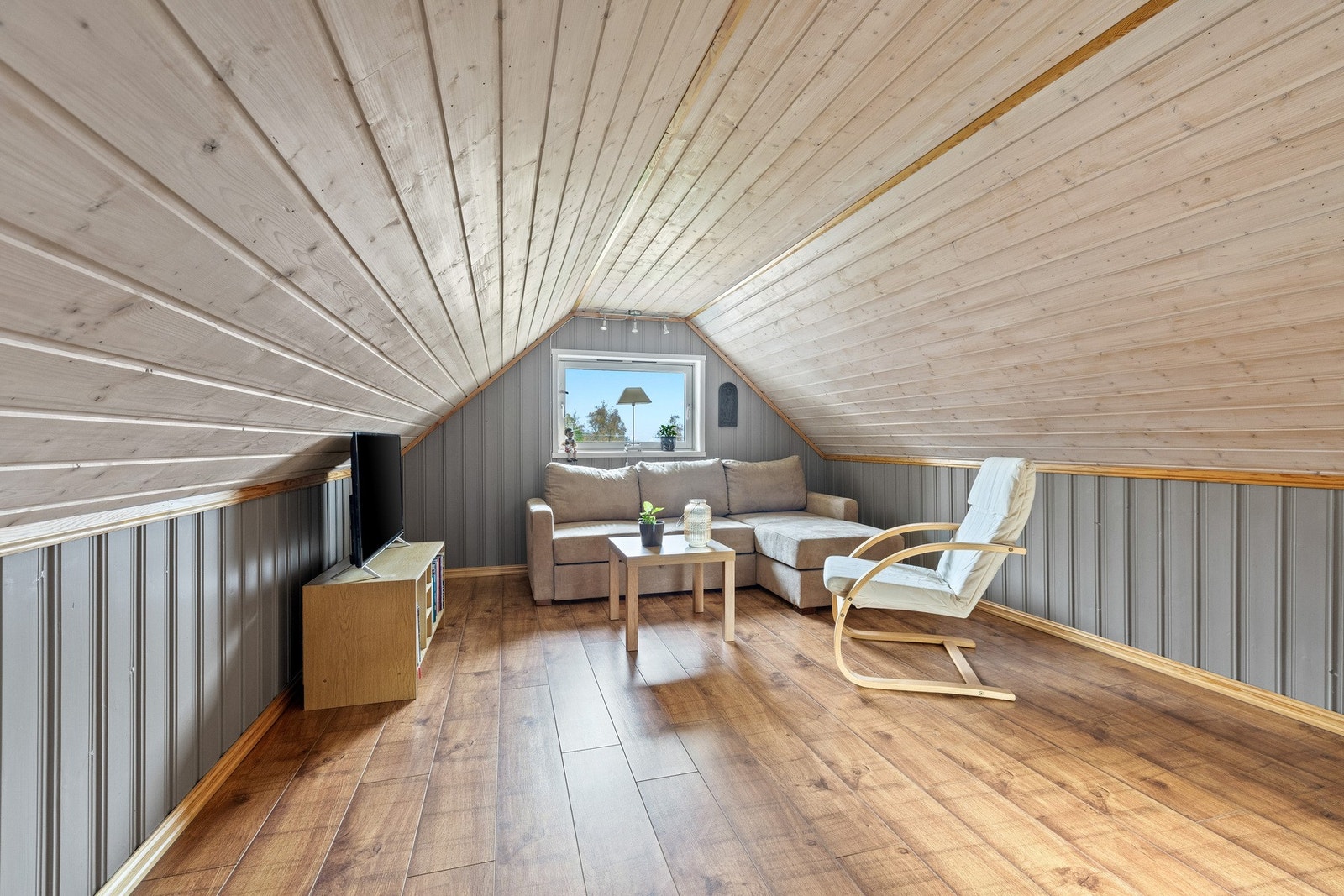 Loftstuen passer ypperlig for familiens ungdommer, eller som et ekstra rom for hobby eller lagring. Galleribilde